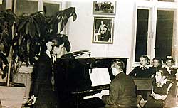 Р.С. Курченков на уроке музыки