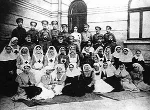 Софья Алексеевна Бобринская (сидит во втором ряду шестая справа) с обшиной сестер милосердия во Львове. С фотографии 1915 г. (Источник http://bogoroditsk.amr-museum.ru/)